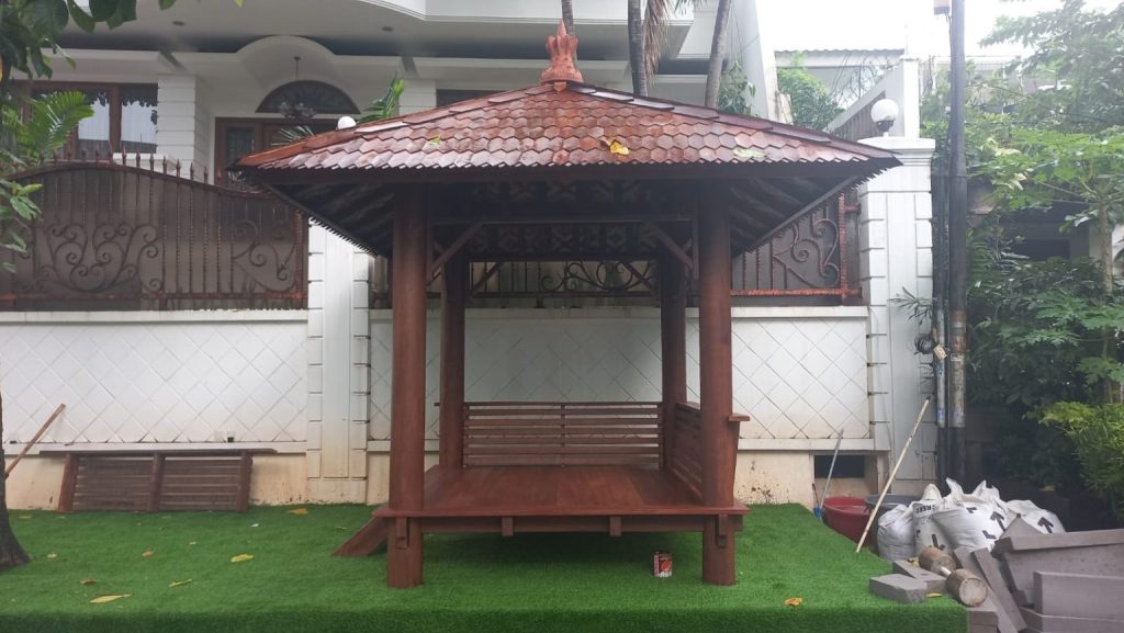 Bersantai di Gazebo